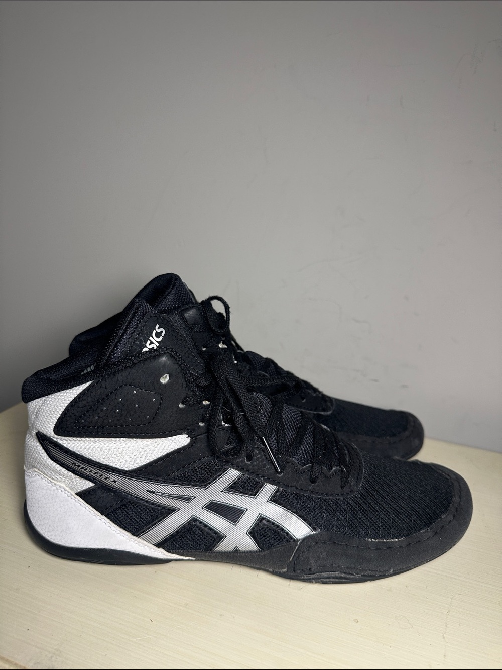 ASICS Matflex 6 Black and silver White High-Top Wrestling Sneakers